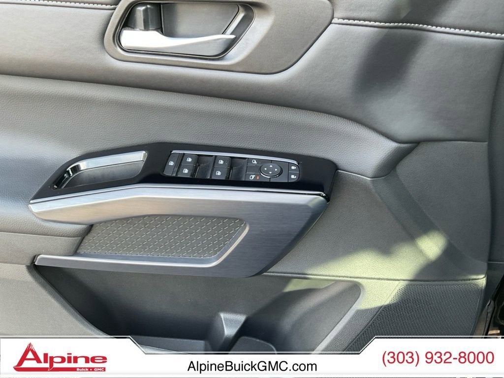 2025 Nissan Pathfinder SL 4WD