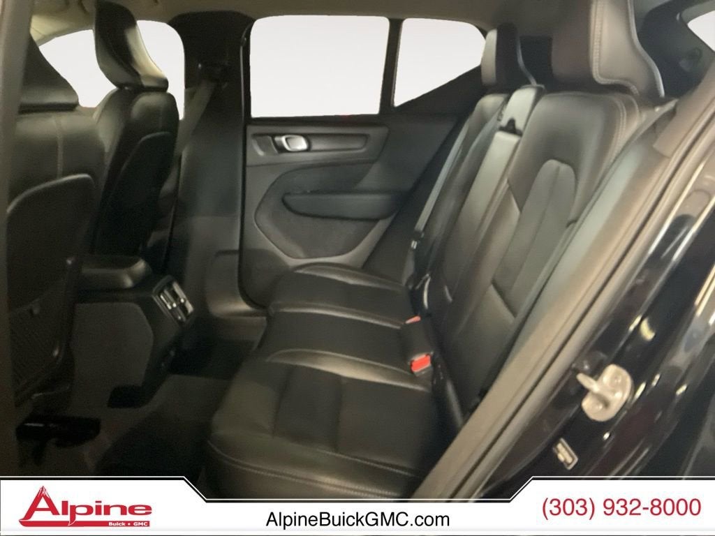 2024 Volvo XC40 B5 Plus Dark Theme