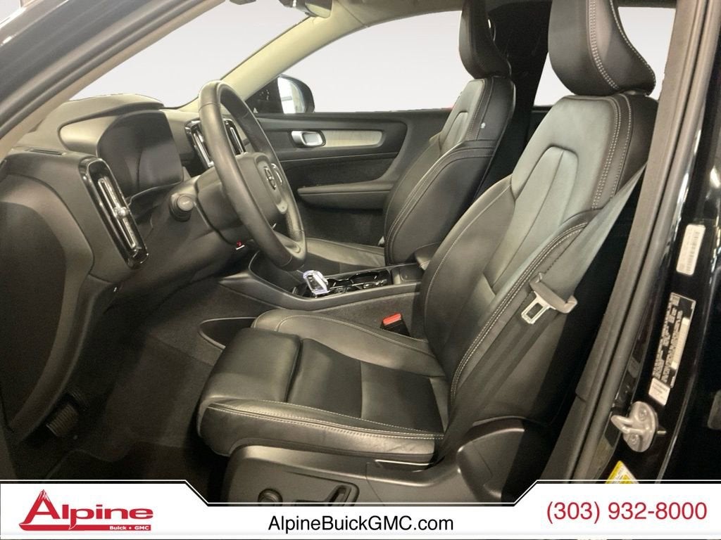 2024 Volvo XC40 B5 Plus Dark Theme